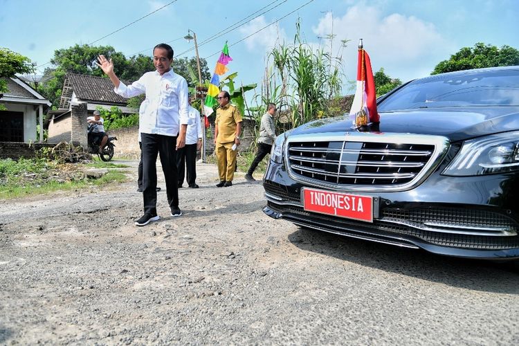 Jokowi Turun dari mobilnya Lagi mengecek jalan rusak di Lampung